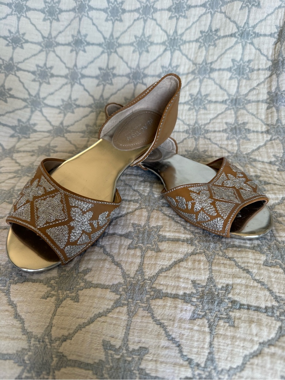 Kenneth Cole Reaction women’s 8.5 tan brown Flats with Silver Glitter Detail